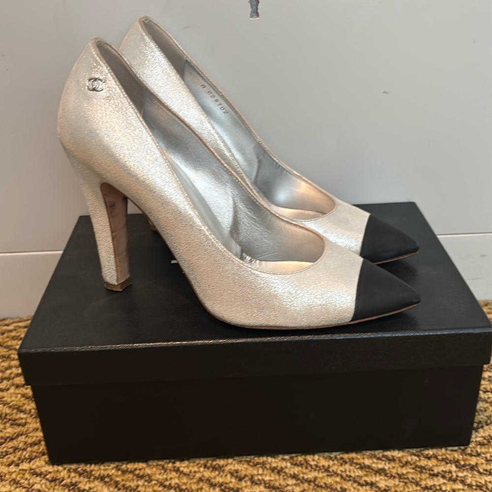 Chanel Metallic Silver/Black Leather CC Cap Pointed Toe Pumps 38.5 Block Heel